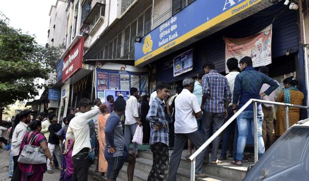 People line up outside a bank in Dharavi.(Kunal Patil/HT)