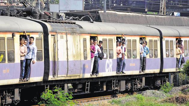 That trains run late on this route is no secret. The deteriorating punctuality of CR trains was pointed out in the 2016 Comptroller and Auditor General (CAG) report, which put the punctuality of CR services at 87% in 2014-15, against the Railway Board’s benchmark of 95%.(HT File Photo)