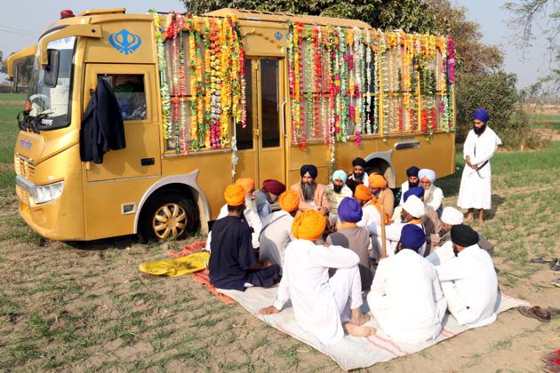 Sikh radicals performing ‘akhand paath’ at Talwanid Sabo near Bathinda on Tuesday. (Sanjeev Kumar/HT Photo) Sikh radicals performing ‘akhand paath’ at Talwanid Sabo near Bathinda on Tuesday. (Sanjeev Kumar/HT Photo)