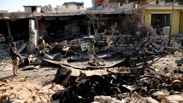 Iraqi soldiers walk among wreckage of buildings damaged from clashes in the frontline during a battle with Islamic State militants in Intisar, eastern Mosul. (Reuters Photo) Iraqi soldiers walk among wreckage of buildings damaged from clashes in the frontline during a battle with Islamic State militants in Intisar, eastern Mosul. (Reuters Photo)