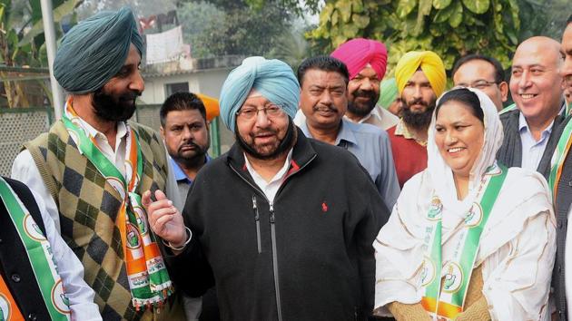 MLAs Maheshinder Singh (left) and Rajwinder Kaur Bhagike (right) flank Punjab Pradesh Congress Committee president Capt Amarinder Singh after joining the Congress at a press conference in New Delhi on Tuesday. (PTI) MLAs Maheshinder Singh (left) and Rajwinder Kaur Bhagike (right) flank Punjab Pradesh Congress Committee president Capt Amarinder Singh after joining the Congress at a press conference in New Delhi on Tuesday. (PTI)