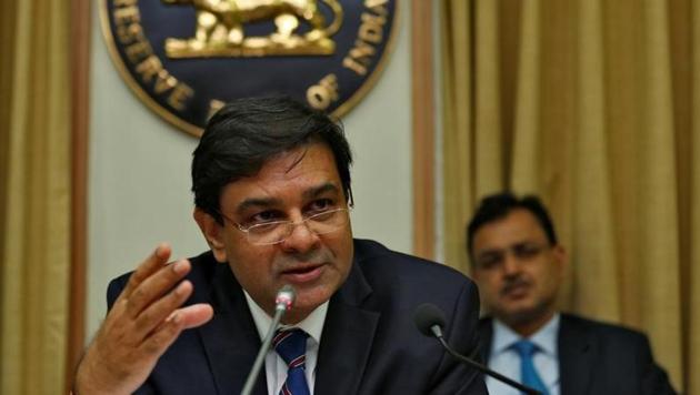 The RBI’s credibility had been dented by the inadequate supply of fresh currency notes, which has led to the prolongation of the stringent withdrawal limits from banks and ATMs(AP) The RBI’s credibility had been dented by the inadequate supply of fresh currency notes, which has led to the prolongation of the stringent withdrawal limits from banks and ATMs(AP)