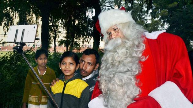 Santa Claus from Finland takes selfies with people in front of Taj Mahal during his visit to Agra on Tuesday. (PTI) Santa Claus from Finland takes selfies with people in front of Taj Mahal during his visit to Agra on Tuesday. (PTI)