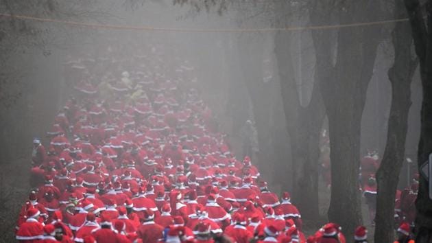 Hundreds of runners dressed in Santa Claus costume run the 8th Michendorfer Nikolauslauf on December 04, 2016 in Michendorf, eastern Germany. (AFP) Hundreds of runners dressed in Santa Claus costume run the 8th Michendorfer Nikolauslauf on December 04, 2016 in Michendorf, eastern Germany. (AFP)