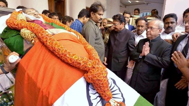 President Pranab Mukherjee pays his last respects to late Tamai Nadu chief minister J Jayalalithaa at Rajaji Hall in Chennai.(PTI Photo)