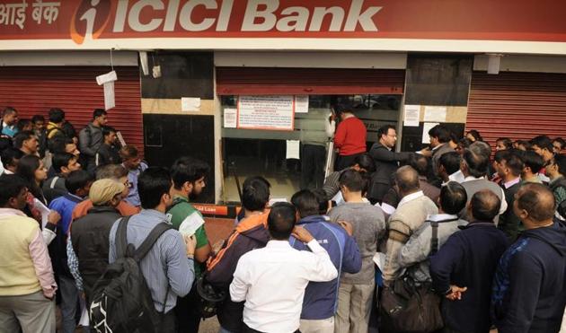 A large crowd queued up outside Noida banks on Wednesday, which is a payday for private employees, but many returned home disappointed. (Burhaan Kinu/HT Photo) A large crowd queued up outside Noida banks on Wednesday, which is a payday for private employees, but many returned home disappointed. (Burhaan Kinu/HT Photo)
