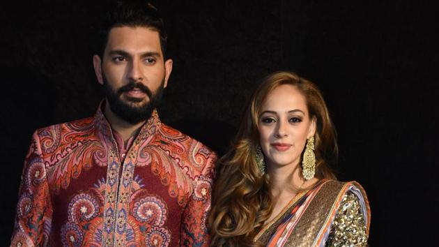 Yuvraj Singh and Hazel Keech pose during their wedding reception (HT PHOTO/WASeeM GashROO) 