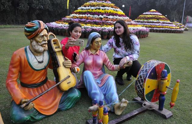 All set for the annual Chrysanthemum Show in Sector 33, Chandigarh, on Thursday. The show is from December 9 to 11. (Keshav Singh/HT)