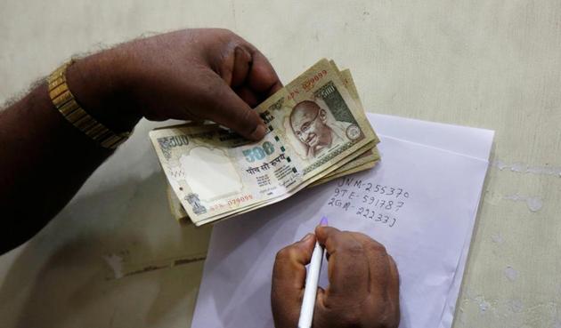 Tax defaulters can pay using the demonetised notes until the midnight of December 15.(REUTERS Photo)