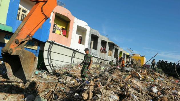 Indonesian members of search and rescue team continue looking for victims after the 6.5 Magnitude earthquake in Pidie Jaya, Aceh province.(AFP Photo) Indonesian members of search and rescue team continue looking for victims after the 6.5 Magnitude earthquake in Pidie Jaya, Aceh province.(AFP Photo)