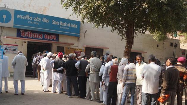 Long queue in front of banks and ATM in Sirsa, Haryana.(HT Photo)