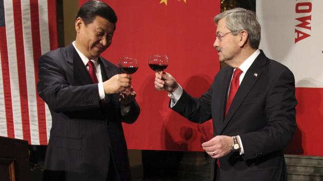 Chinese Vice President Xi Jinping and Iowa governor Terry Branstad raise their glasses at the beginning of a formal dinner at the Iowa Statehouse in Des Moines, Iowa.(AP File Photo)