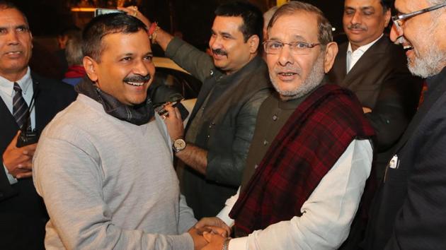 Delhi chief minister Arvind Kejriwal with JD(U) leader Sharad Yadav. (Manoj Verma/HT Photo) 