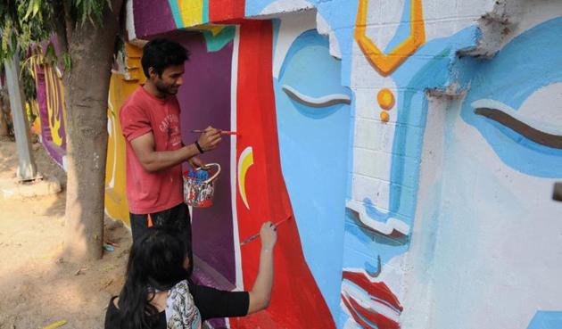 Artists paint Arjuna on a wall in Civil Lines as part of the Gita Mahotsava that began in Gurgaon on Thursday.(Parveen Kumar/HT Photo)