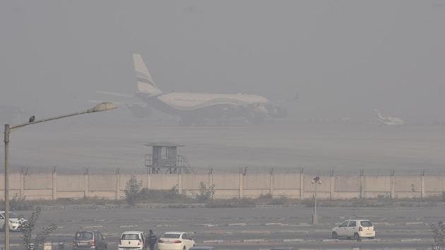 Lowest visibility at Palam airport was 600 metres at 5.30 am, while at Safdarjung airport visibility was 1000 metres, according to regional Met department.(Sanjeev Verma/ HT File)
