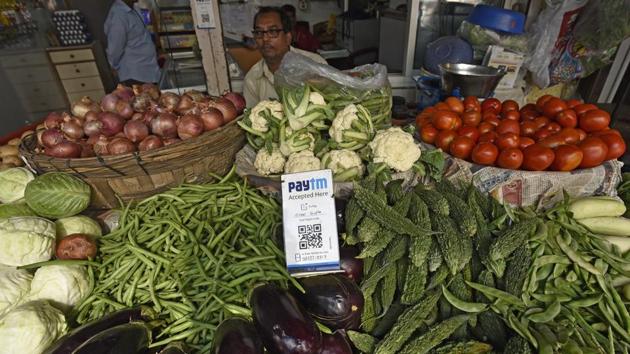 Going green, in style: Vegetable vendors at Pali Naka road in Bandra get tech-savvy. (VIJAYANAND GUPTA/HT PHOTO)