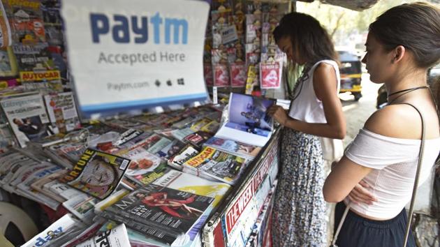 Woman-booker: RK Yadav book stall at Bandra has turned a new page to keep its business intact. (VIJAYANAND GUPTA/HT PHOTO)