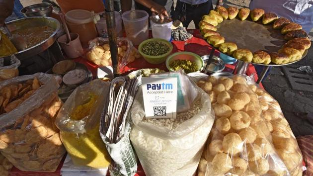 Tossing up an idea: Change is the spice of life seems to be the motto of the owner of this stall at Mahim. (VIJAYANAND GUPTA/HT PHOTO)