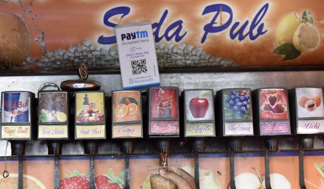 Over the top: This cold drink shop owner has found a way to beat the demonetisation woes. (KUNAL PATIL/HT)