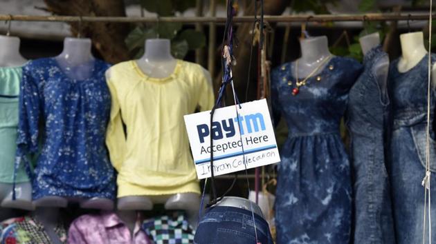 The new look: Most shop keepers, including the stall owner at Gandhi market, King’s Circle, have gone cashless. (KUNAL PATIL/HT)