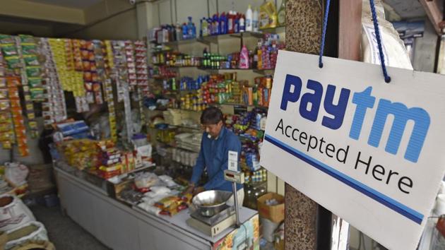 Making the big announcement: This provision store owner at Pratiksha Nagar, Sion is in no mood to lose out on his customers. (VIJAYANAND GUPTA/HT PHOTO)