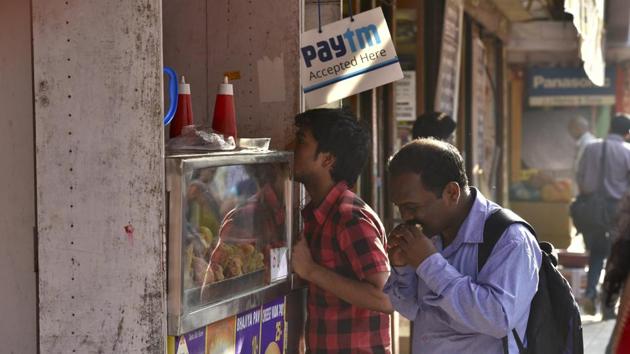 Note it: Sai Baba snacks corner is beating the cash crunch with a tangy twist. (ARIJIT SEN/HT PHOTO)