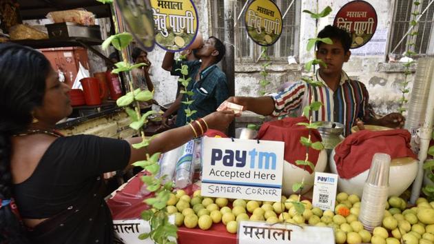 Cool quotient: Sameer Corner, a lassi shop owner in Dadar, is beating the demonetisation heat. (ARIJIT SEN/HT PHOTO)