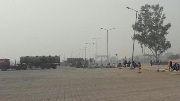 Integrated Check Post (ICP) on Attari border wears a deserted look, not even a single truck came from across the border on Thursday.(HT Photo)