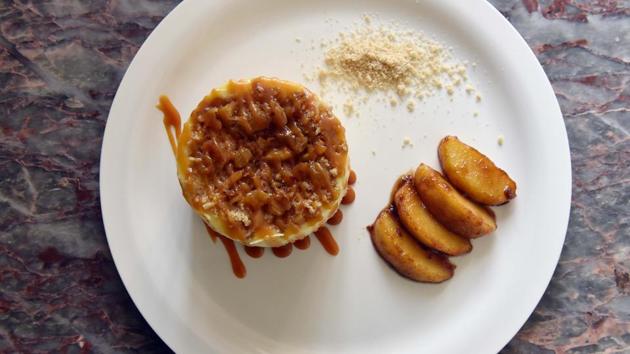 Apple vanilla bean cheesecake with streusel topping(Pratham Gokhale/HT PHOTO)