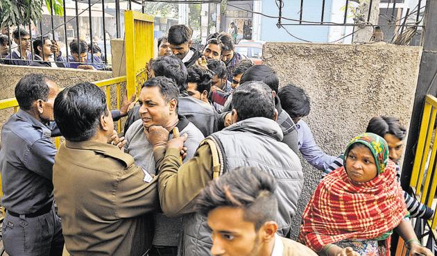 A month later, people continue to queue up outside banks and ATMs and return home disappointed. (Burhaan Kinu/HT Photo) A month later, people continue to queue up outside banks and ATMs and return home disappointed. (Burhaan Kinu/HT Photo)