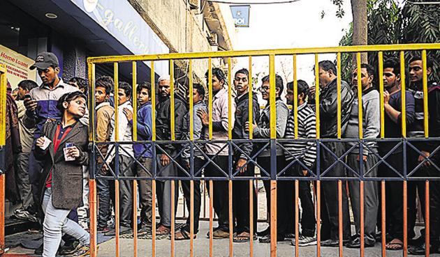 Many ATMs ran dry on Thursday, a month after the demonetisation announcement of November 8. (Burhaan Kinu/HT Photo) Many ATMs ran dry on Thursday, a month after the demonetisation announcement of November 8. (Burhaan Kinu/HT Photo)
