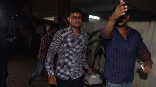 Bank officials reach industrialist S Reddy’s house with a currency counting machine in Chennai on Thursday.(AFP photo)