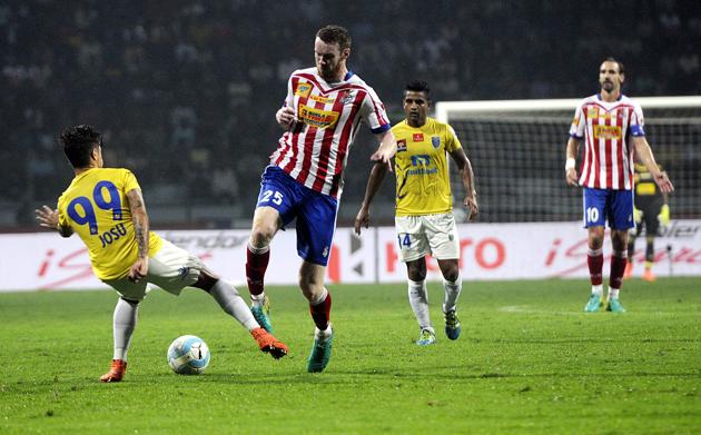 Stephen Pearson of Atletico de Kolkata in action against Kerals Blasters FC in Indian super league. (Ashok Nath Dey/HT PHOTO) Stephen Pearson of Atletico de Kolkata in action against Kerals Blasters FC in Indian super league. (Ashok Nath Dey/HT PHOTO)