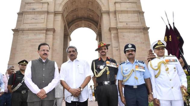 Defence Minister Manohar Parrikar, Army Chief Genral Dalbir Singh, Air Force Chief Arup Raha ,Navy Chief Admiral Sunil Lanba at the Amar Jawan Jyoti , India Gate, on Kargil Vijay Diwas. (Hindustan Times) Defence Minister Manohar Parrikar, Army Chief Genral Dalbir Singh, Air Force Chief Arup Raha ,Navy Chief Admiral Sunil Lanba at the Amar Jawan Jyoti , India Gate, on Kargil Vijay Diwas. (Hindustan Times)