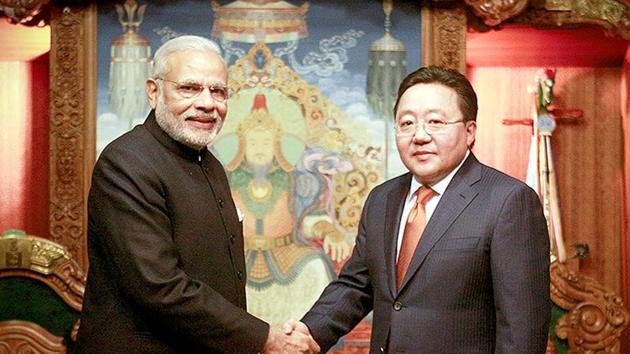 In this file photo from May 2015, Mongolian President Tsakhiagiin Elbegdor (R) shakes hands with India's Prime Minister Narendra Modi (L) prior to a meeting in Ulan Bator. (AFP Photo) In this file photo from May 2015, Mongolian President Tsakhiagiin Elbegdor (R) shakes hands with India's Prime Minister Narendra Modi (L) prior to a meeting in Ulan Bator. (AFP Photo)