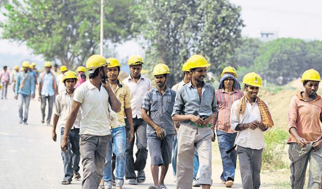 Industrial unit owners said there is no cash to buy raw material or pay workers. However, some are trying to get workers’ bank accounts opened for cashless salary payment. (HT File Photo) Industrial unit owners said there is no cash to buy raw material or pay workers. However, some are trying to get workers’ bank accounts opened for cashless salary payment. (HT File Photo)