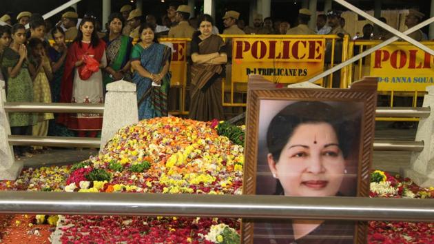 Sasikala arrives at Jayalalithaa's cemetary marina on Friday in Chennai. (HT Photo) Sasikala arrives at Jayalalithaa's cemetary marina on Friday in Chennai. (HT Photo)