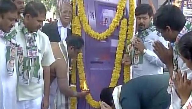 JDU workers conduct last rites of an ATM Machine after it did not dispense cash in Bengaluru. (ANI) JDU workers conduct last rites of an ATM Machine after it did not dispense cash in Bengaluru. (ANI)