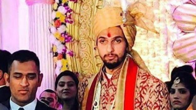 India ODI skipper Mahendra Singh Dhoni came to bless the newly married couple Ishant Sharma and Pratima Singh. (FACEBOOK/Instagram)