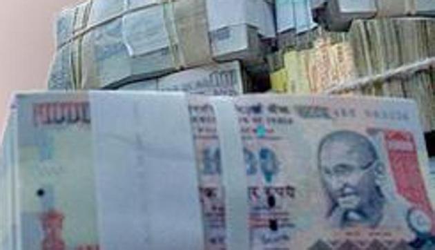 Cash worth Rs 10.5 lakh in defunct notes of Rs 500 and Rs 1,000 was seized from a former BJP corporator in Pune.(File Photo)