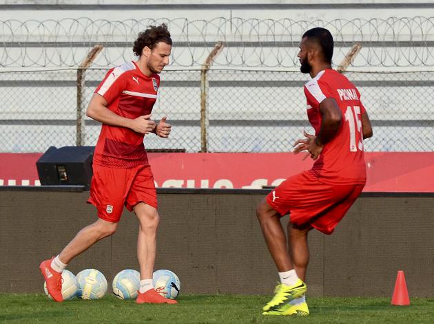 Mumbai City FC players practice before the Atlético de Kolkata match at Rabindra Sarobar Stadium in Kolkata. (Prateek Choudhury/HT Photo) Mumbai City FC players practice before the Atlético de Kolkata match at Rabindra Sarobar Stadium in Kolkata. (Prateek Choudhury/HT Photo)