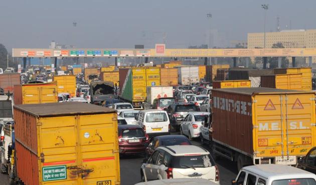 Vehicles queue up at Kherki Daula toll plaza on the Gurgaon expressway as the struggle for change continued on Saturday. (Parveen Kumar/HT Photo) Vehicles queue up at Kherki Daula toll plaza on the Gurgaon expressway as the struggle for change continued on Saturday. (Parveen Kumar/HT Photo)