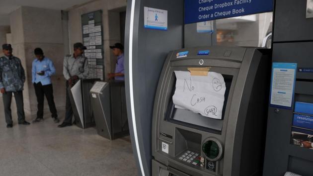A hand-written sign indicates the status of an ATM in Gurgaon (Parveen Kumar/Hindustan Times) A hand-written sign indicates the status of an ATM in Gurgaon (Parveen Kumar/Hindustan Times)