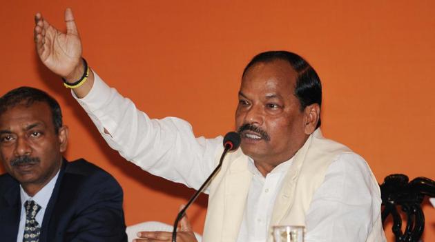 Chief Minister Raghubar Das made the announcement that the government has decided to waive VAT on mobile phones worth below Rs 5,000.(HT File Photo)