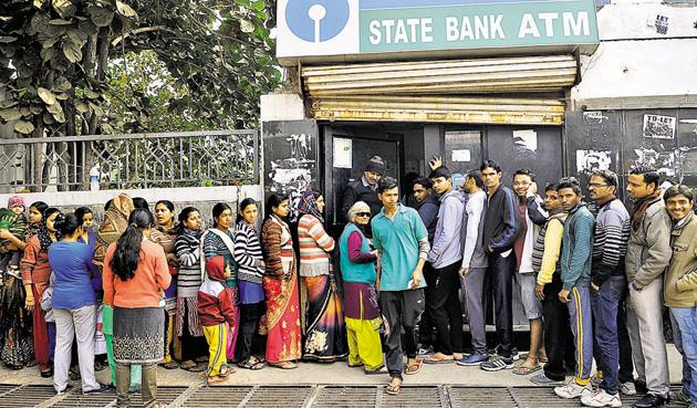 Residents are braving the cold weather and fog to wait in ATM queues. (Burhaan Kinu/HT Photo) Residents are braving the cold weather and fog to wait in ATM queues. (Burhaan Kinu/HT Photo)
