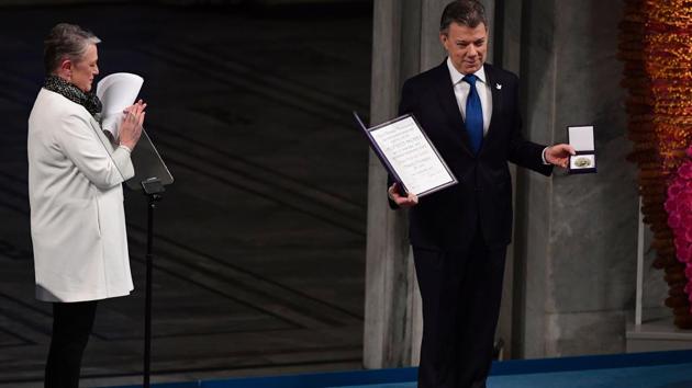 Colombia's President Juan Manuel Santos (R) presents his Nobel Peace Prize as Norwegian Nobel Committee member Berit Reiss-Andersen (L) applauds during the award ceremony of the Nobel Peace Prize on December 10, 2016 in Oslo, Norway.(AFP Photo)