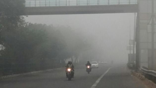 Early morning fog engulfed Delhi once again and threw train schedules into disarray.(Sushil Kumar/Hindustan Times)