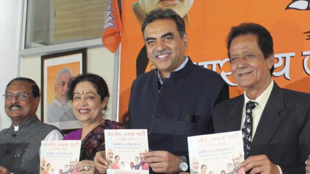 (From Right) BJP leader Harmohan Dhawan, city unit chief Sanjay Tondon, MP Kiron Kher and ex-MP Satya Pal jain releasing the BJP-SAD manifesto for MC polls in Chandigarh.(HT Photo)