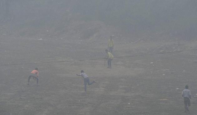The dense fog on Sunday delayed 90 inbound trains, while 28 trains had to rescheduled and four others had to be cancelled.(PTI) The dense fog on Sunday delayed 90 inbound trains, while 28 trains had to rescheduled and four others had to be cancelled.(PTI)