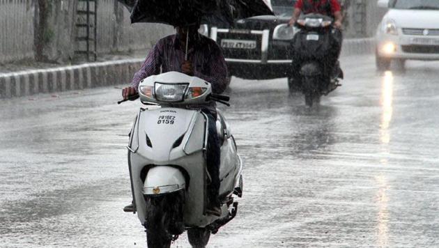 Cyclonic storm Vardah is expected to cross the Bay of Bengal coast between Sriharikota and Krishnapatnam in Andhra Pradesh’s Nellore district Monday. (Representative image/HT File Photo) Cyclonic storm Vardah is expected to cross the Bay of Bengal coast between Sriharikota and Krishnapatnam in Andhra Pradesh’s Nellore district Monday. (Representative image/HT File Photo)